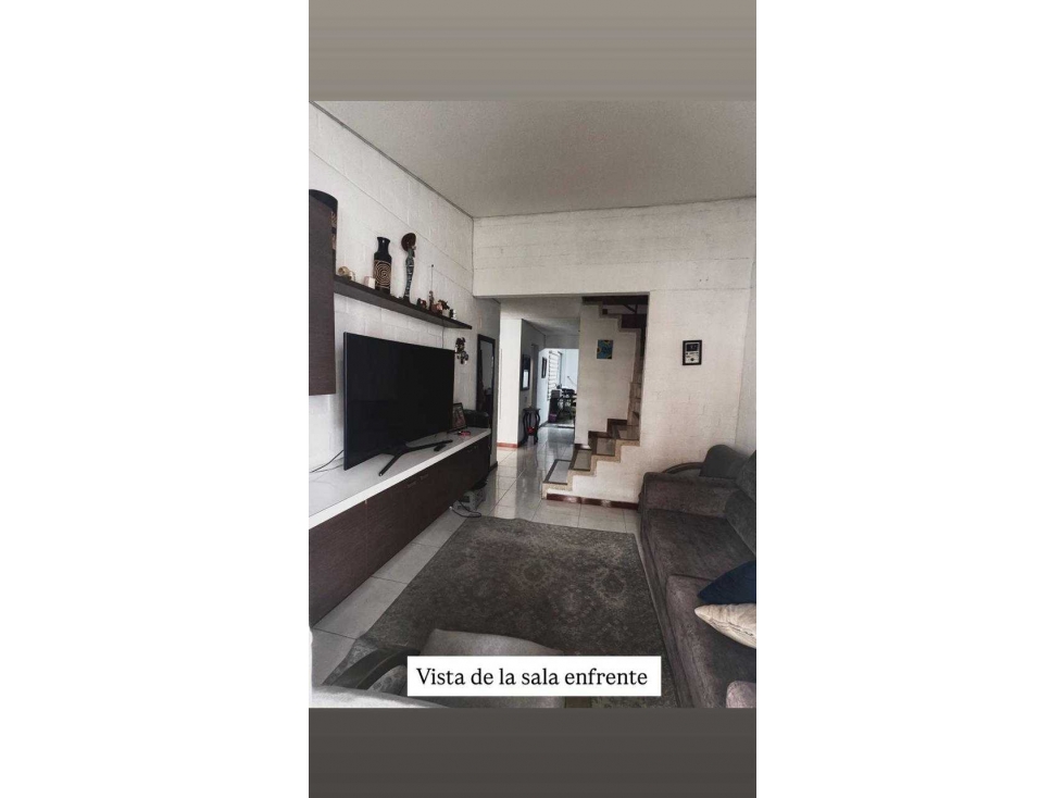 Se vende amplia y acogedora casa ubicada en el sector de Ciudad 2000 - 5
