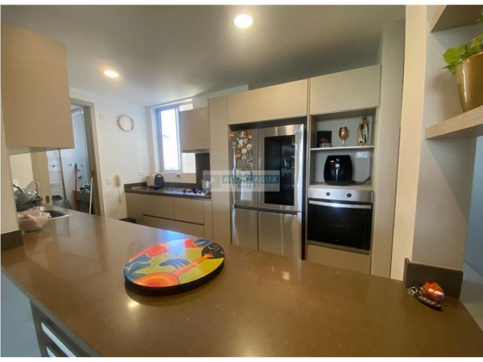 SE VENDE AMPLIO APARTAMENTO EN EL PORTAL DE GENOVES — foto 2