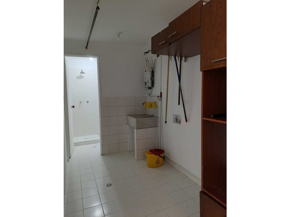 SE VENDE AMPLIO APTO EN SAN JOAQUÍN CERCA A SAN JUAN LA 65. — foto 6