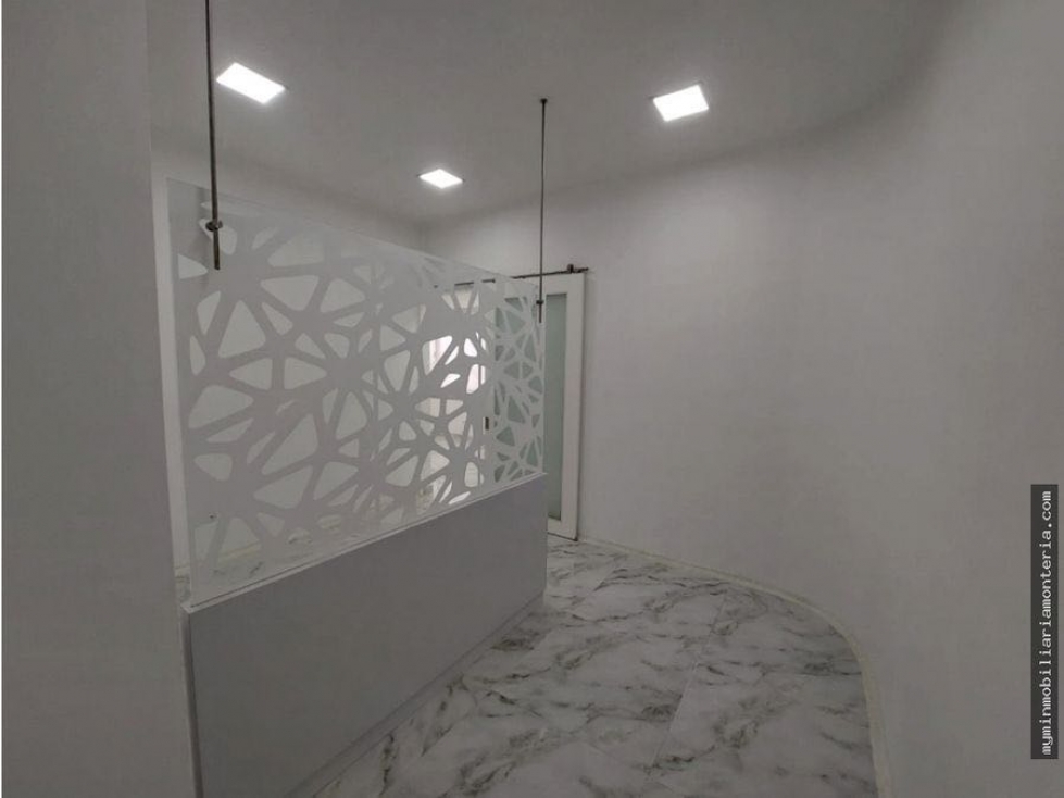 SE VENDE AMPLIA OFICINA O CONSULTORIO EN PLACES MALL - 2