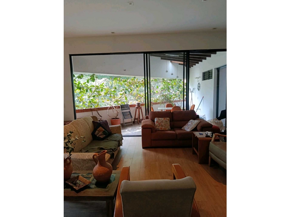 SE VENDE AMPLIO Y TRADICIONAL APTO LAURELES,REMODELADO 2 BALCONES.