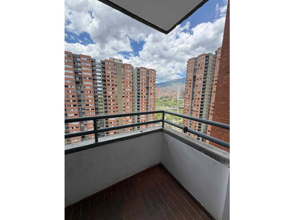 Se vende apartamento al frente de la estación madera de 56Mtr2 Bello