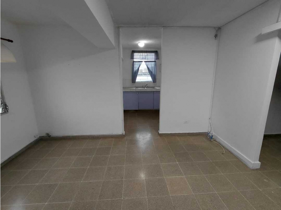 SE VENDE APARTAMENTO CERCA DE 12 DE OCTUBRE - 2 HABITACIONES UN BAÑO — foto 2