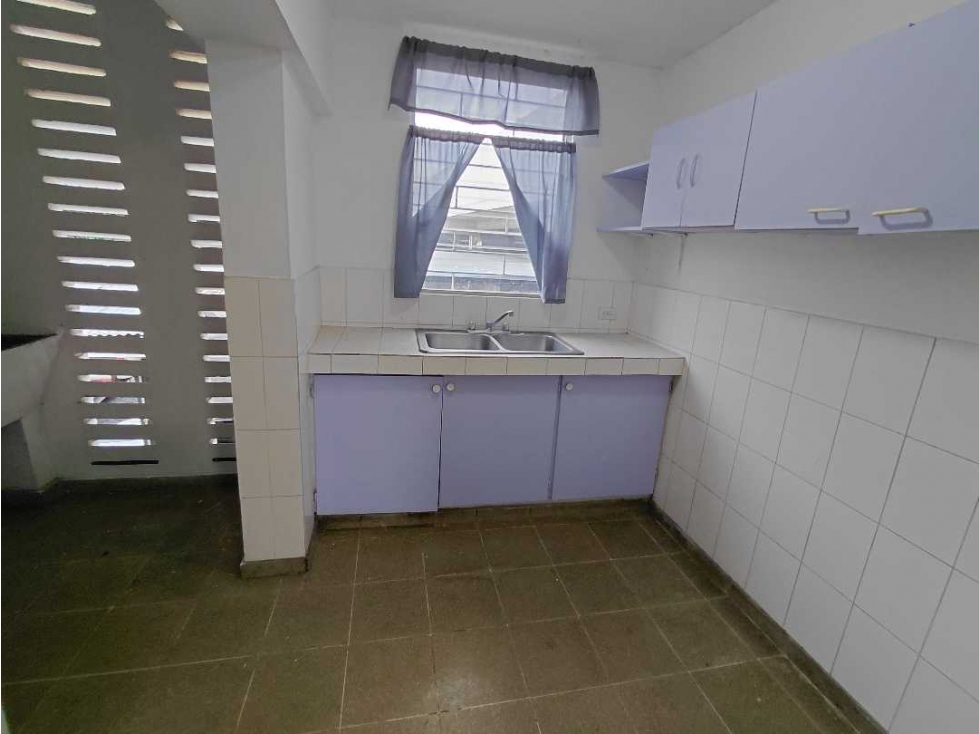 SE VENDE APARTAMENTO CERCA DE 12 DE OCTUBRE - 2 HABITACIONES UN BAÑO — foto 3