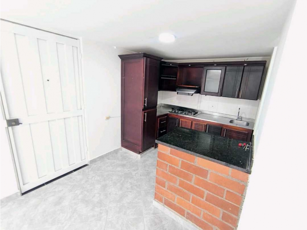 SE VENDE APARTAMENTO EN BELLO BARRIO EL TRAPICHE. — foto 3