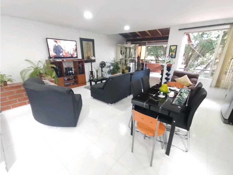 SE VENDE APARTAMENTO EN LA CASTELLANA. CERCA AL EXITO LAURELES