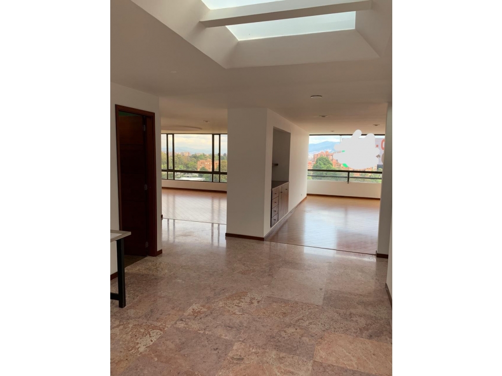SE VENDE APARTAMENTO EN SANTA BÁRBARA CENTRAL. P.