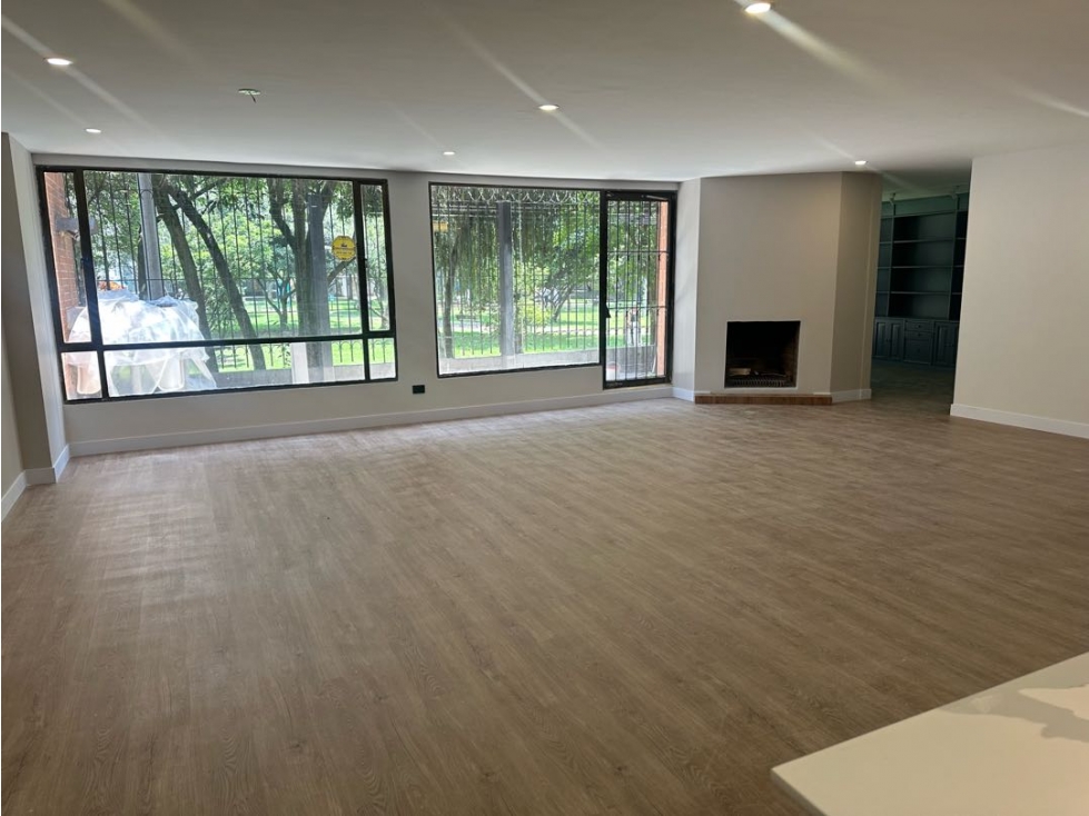 SE VENDE APARTAMENTO EN SANTA BÁRBARA CENTRAL.T/A