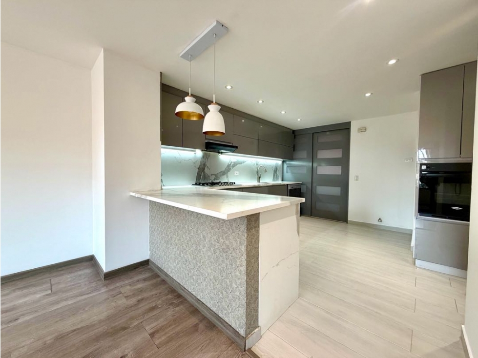 Se vende apartamento remodelado en Chicó Reservado