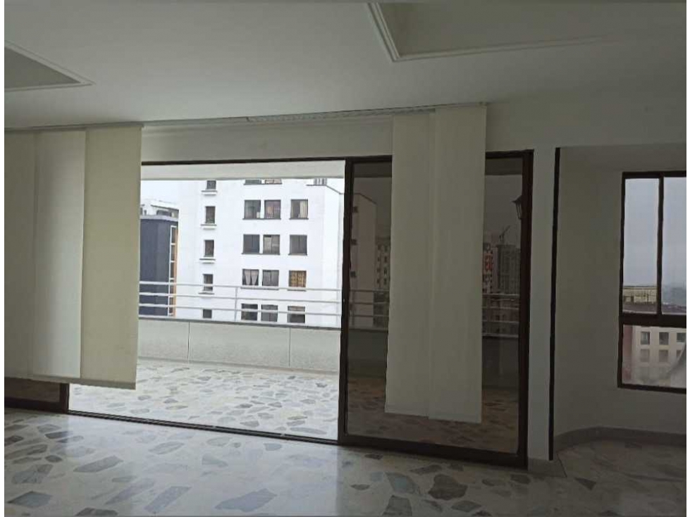 SE VENDE APMPLIO APARTAMENTO ZONA : BARRIO LAURELES NORTE .