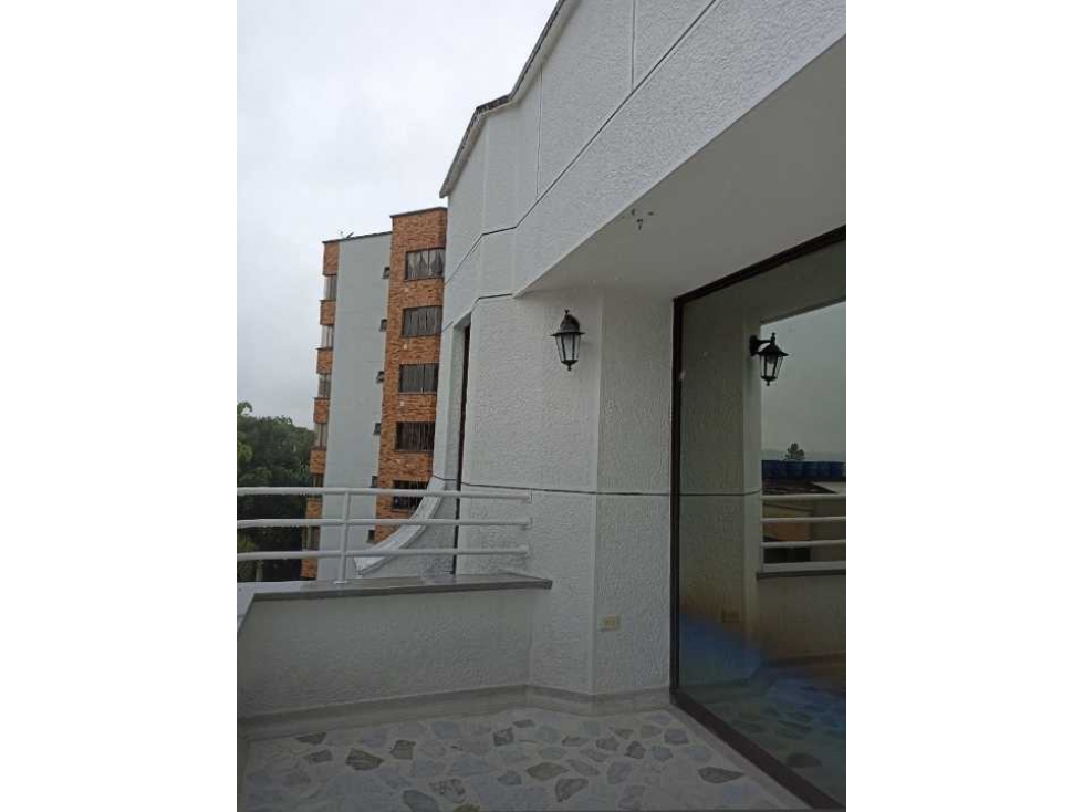 SE VENDE APMPLIO APARTAMENTO ZONA : BARRIO LAURELES NORTE . — foto 2