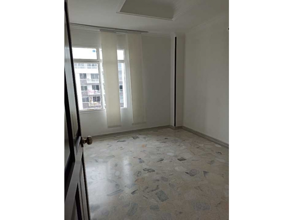 SE VENDE APMPLIO APARTAMENTO ZONA : BARRIO LAURELES NORTE . — foto 3