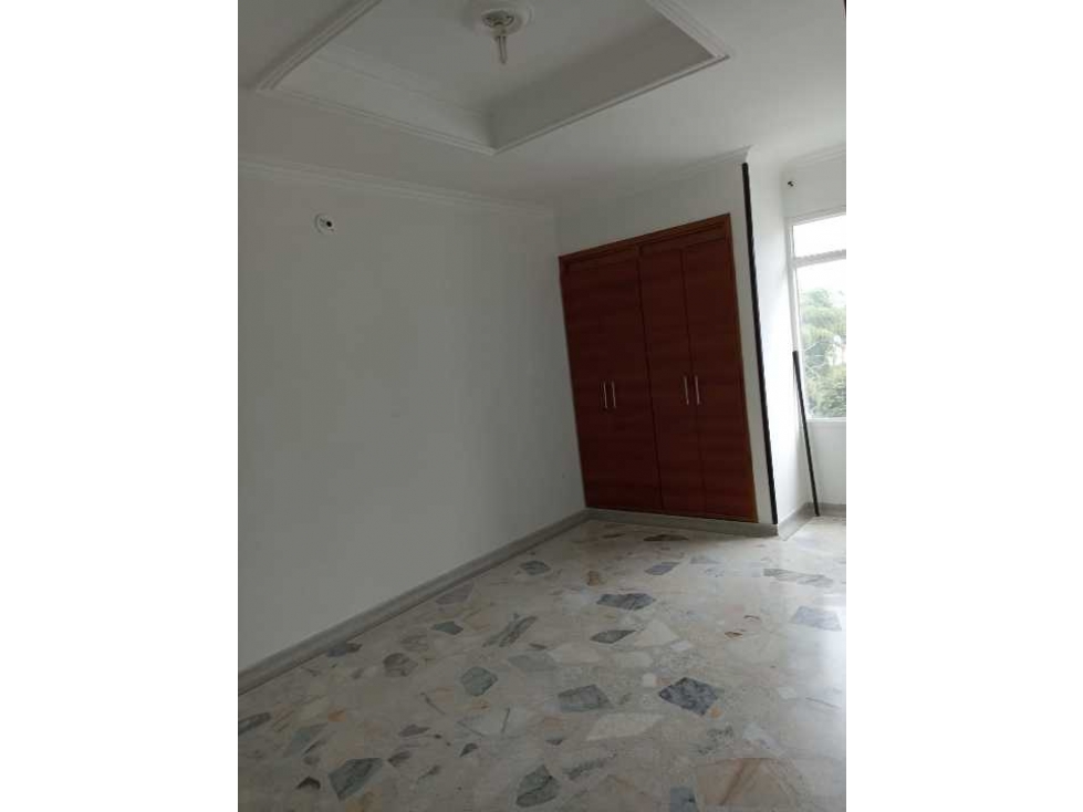 SE VENDE APMPLIO APARTAMENTO ZONA : BARRIO LAURELES NORTE . — foto 6