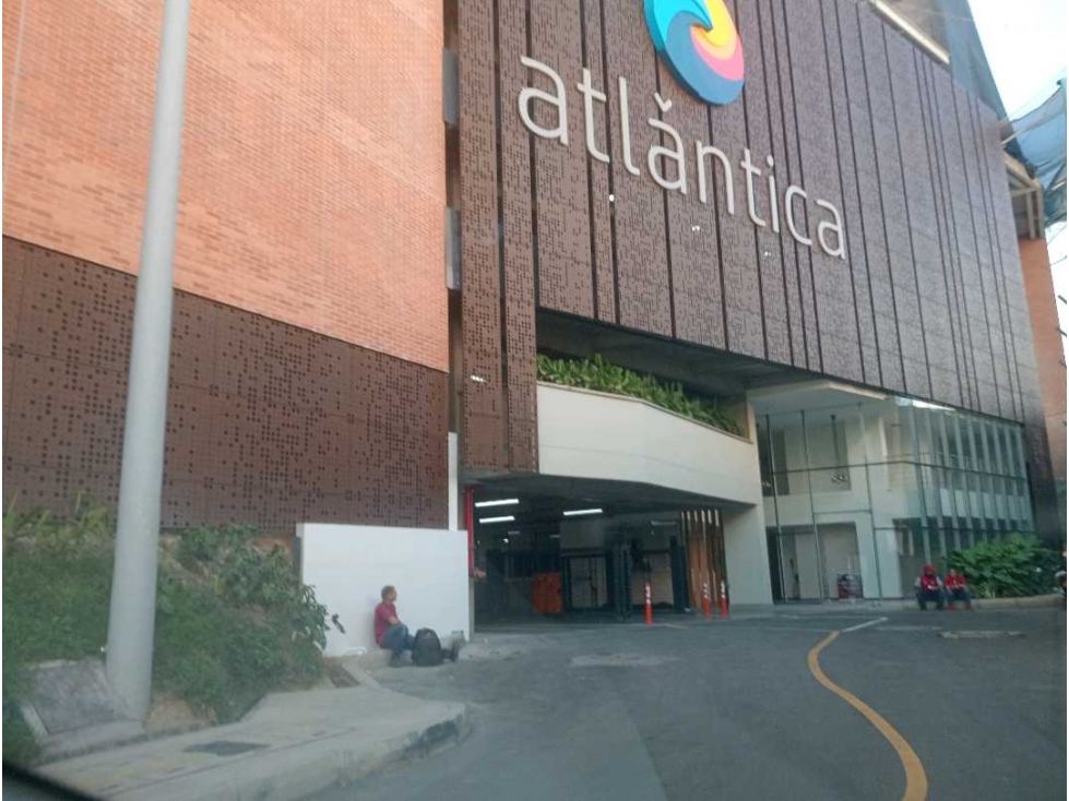 se vende apto en Atlantica centro comercial parque fabricato bello