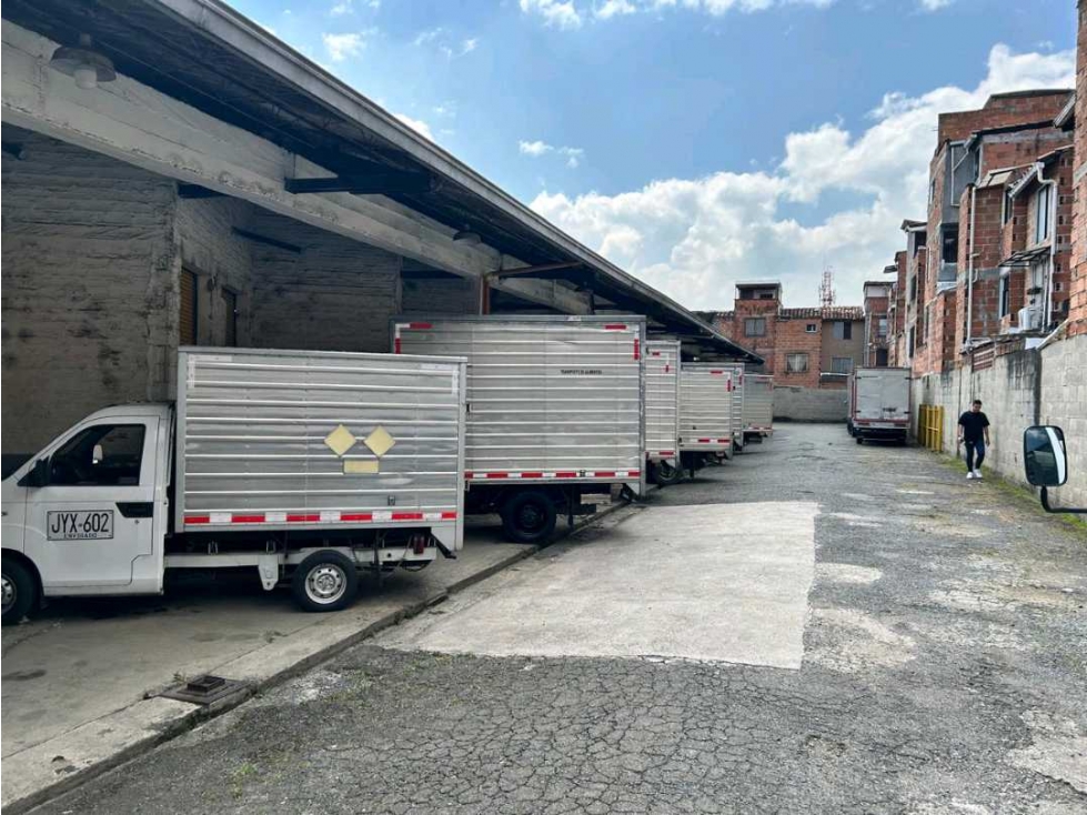 Se vende bodega con lote comercial sobre la avenida guayabal