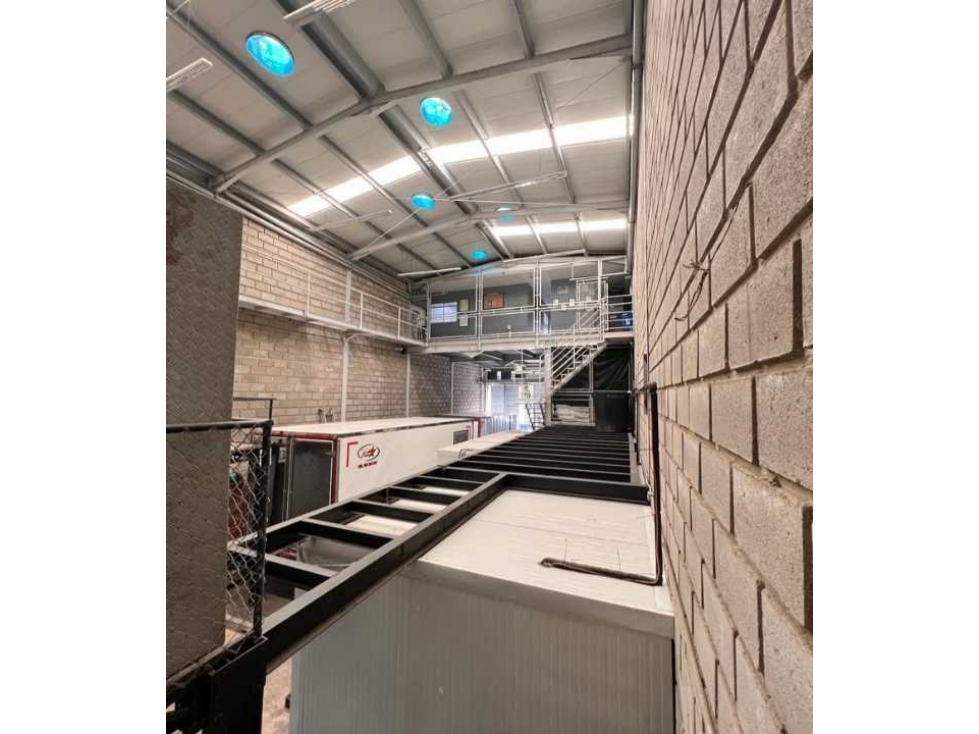 Se vende bodega de 3 pisos, oficinas y local comercial, 580m2, mercado - 2