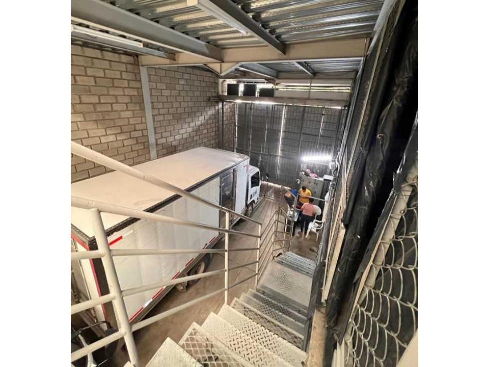 Se vende bodega de 3 pisos, oficinas y local comercial, 580m2, mercado - 3