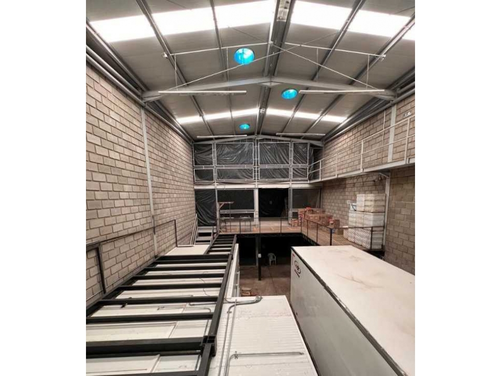 Se vende bodega de 3 pisos, oficinas y local comercial, 580m2, mercado - 4