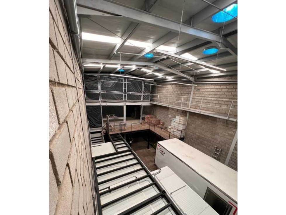 Se vende bodega de 3 pisos, oficinas y local comercial, 580m2, mercado - 5