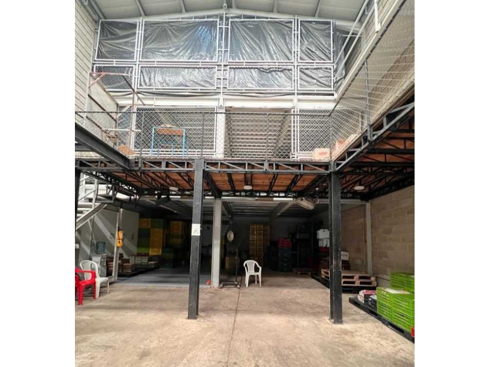 Se vende bodega de 3 pisos, oficinas y local comercial, 580m2, mercado - 6