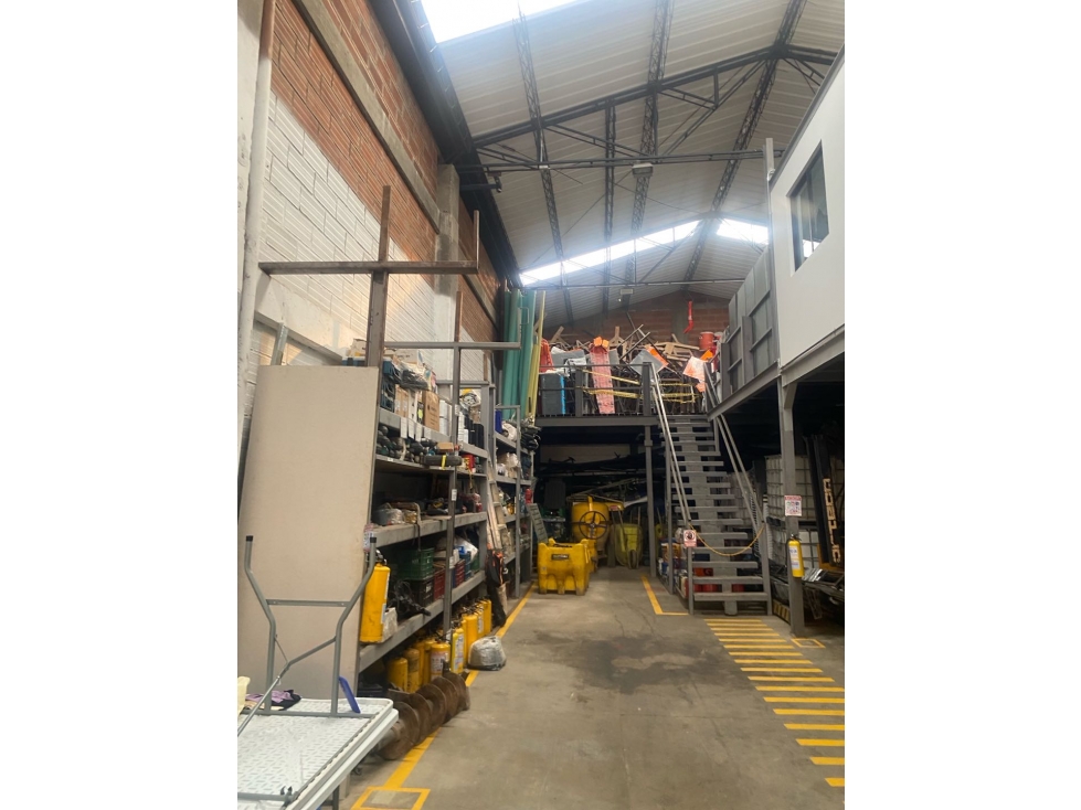 Se vende bodega en sabaneta, unidad cerrada. - 1