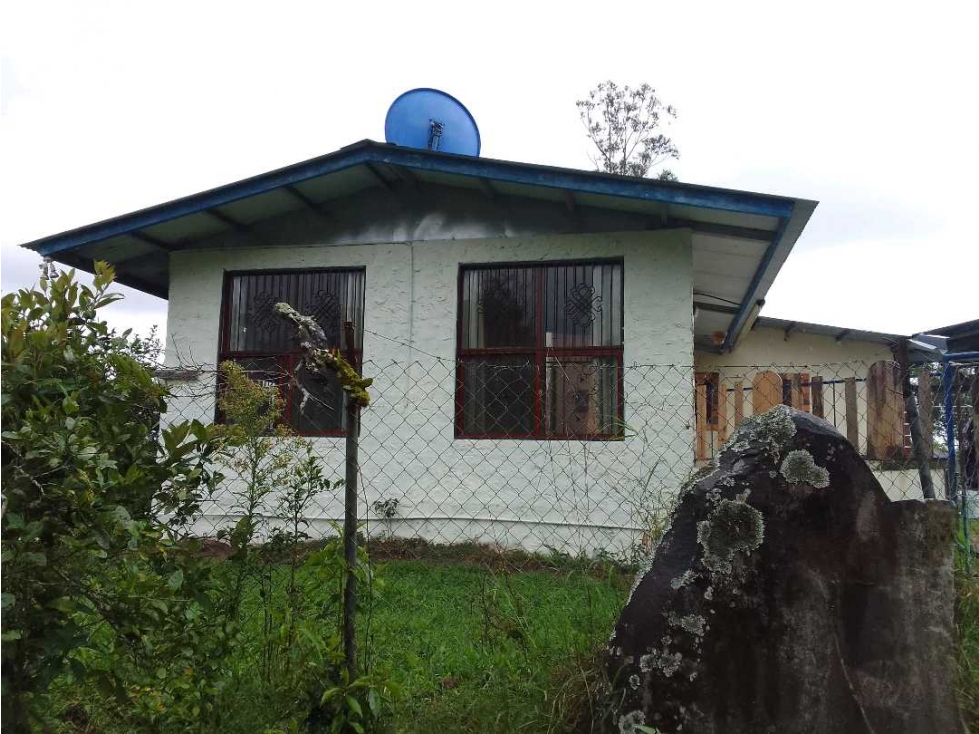 SE VENDE CASA, 3000m2 opción comprar 8000 m2 más. - 2