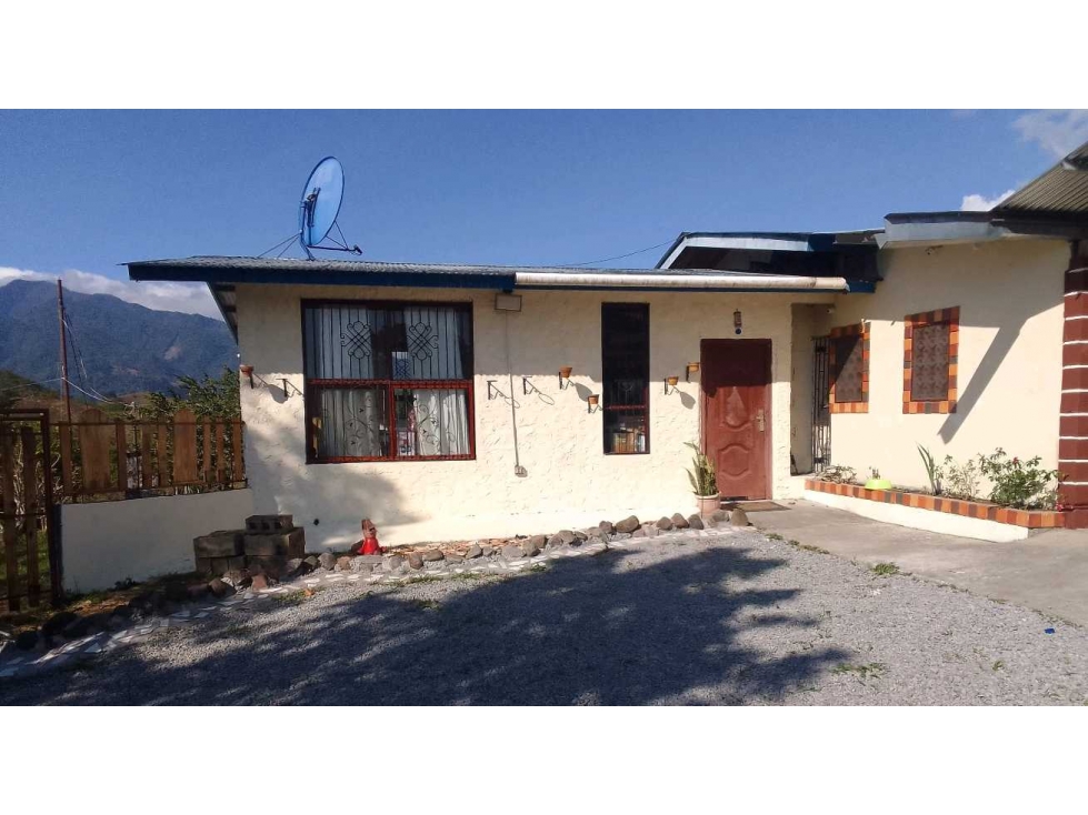 SE VENDE CASA, 3000m2 opción comprar 8000 m2 más. - 3
