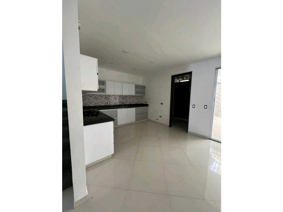 SE VENDE CASA 3PISOS AlFEREZ REAL, JAMUNDÍ