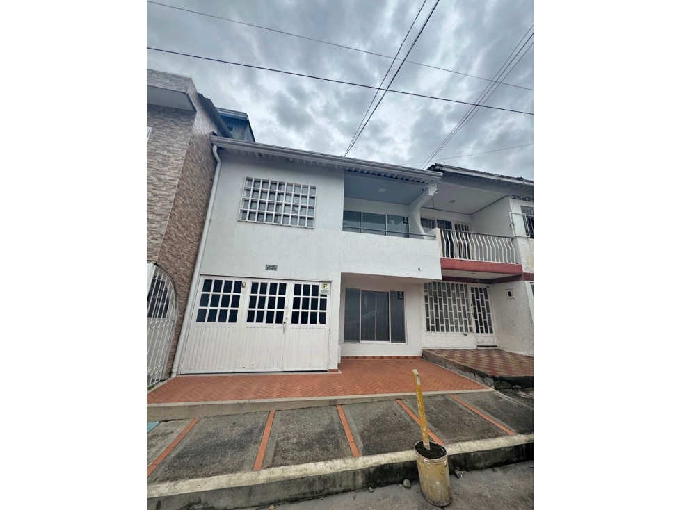 Se vende casa a media cuadra av 40 frente llanocentro