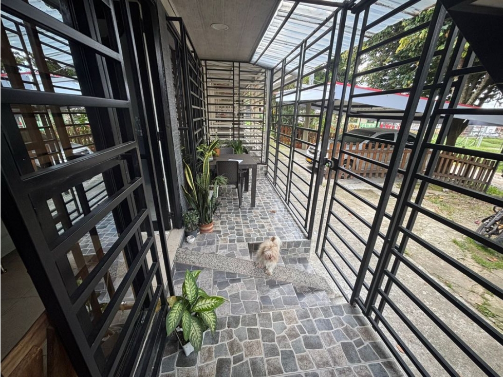 SE VENDE CASA BIFAMILIAR. BARRIO VILLA DEL CARMEN, via pueblo Tapao.