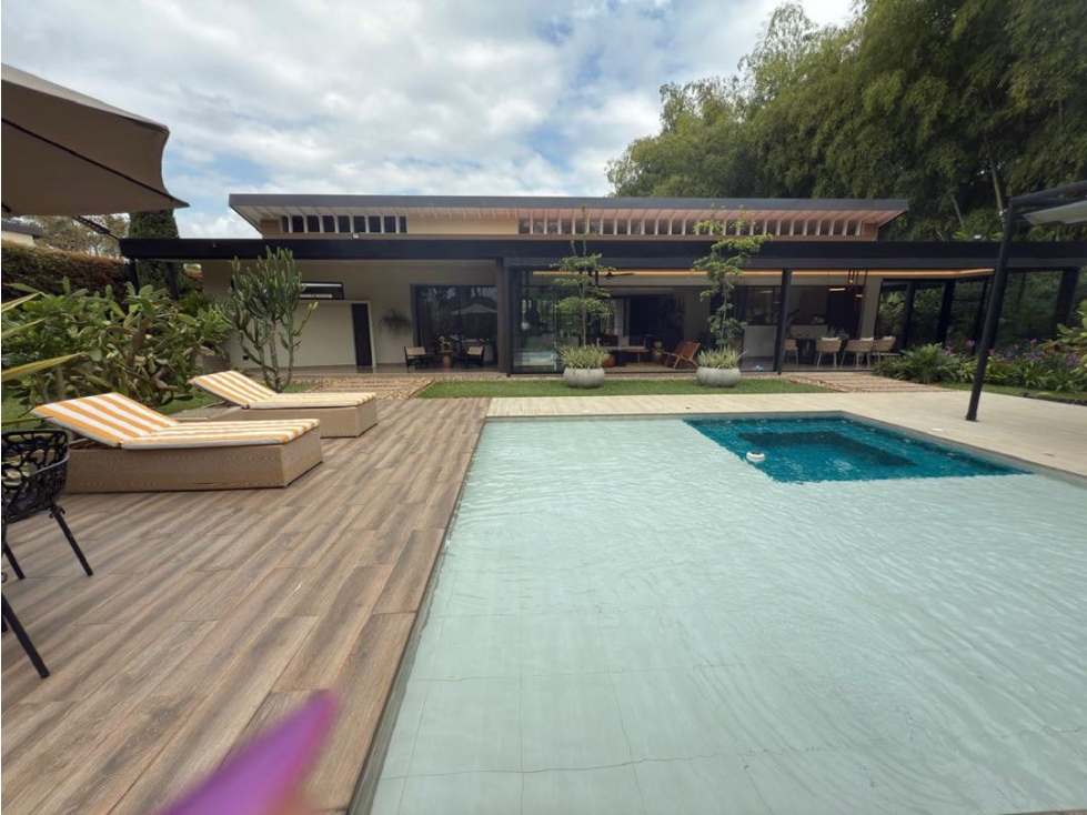SE VENDE CASA CAMPESTRE CERCA AL CLUB CAMPESTRE