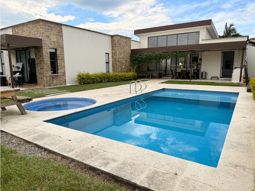 SE VENDE CASA CAMPESTRE CERCA AL CLUB CAMPESTRE