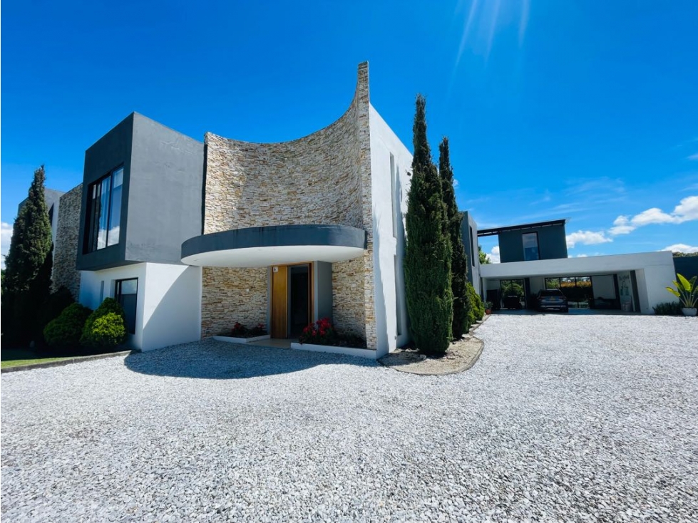 Se vende casa campestre de lujo en unidad cerrada en Llanogrande