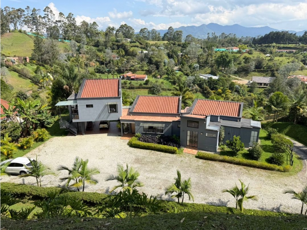Se vende casa campestre de lujo en parcelación en El Carmen de Viboral