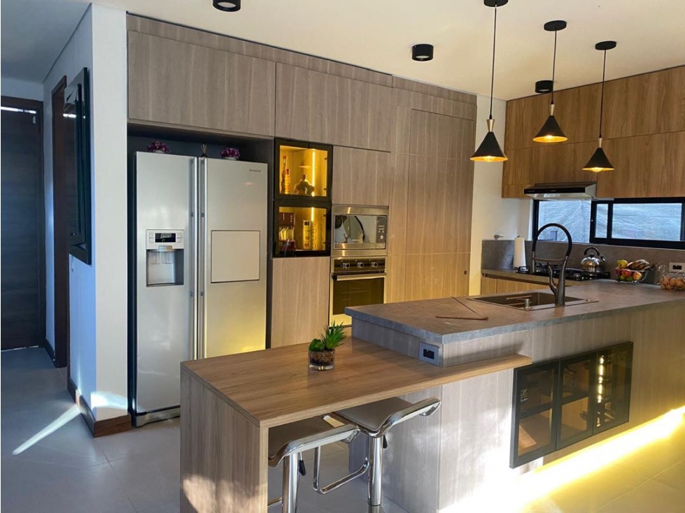 SE VENDE HERMOSA CASA EN UNIDAD CERRADA EN EL RETIRO