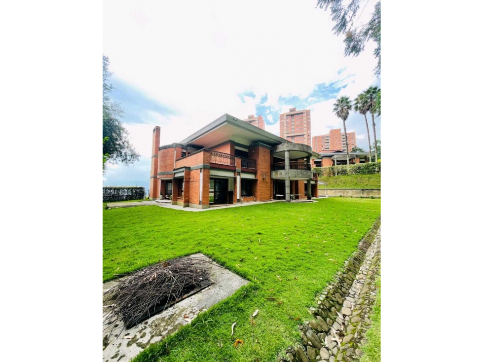 Se vende casa campestre en el Poblado serca del tesoro