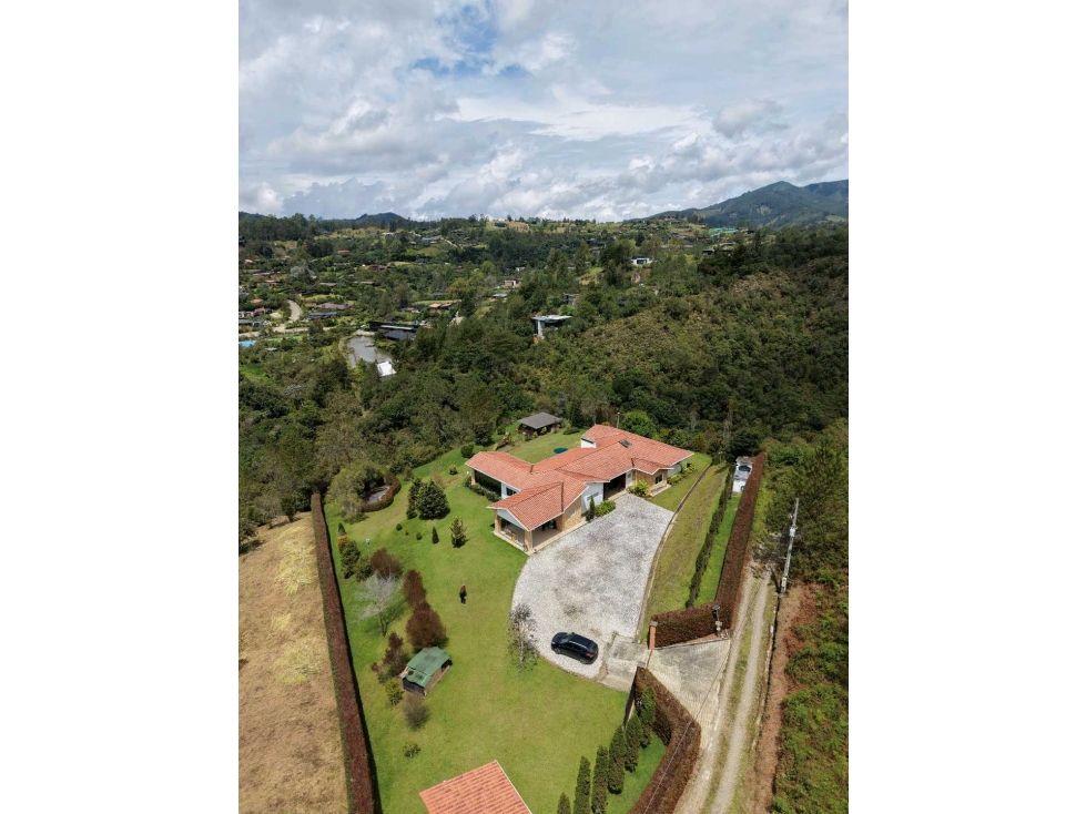 SE VENDE CASA CAMPESTRE EN EL RETIRO ANT, MODERNA Y AMPLIOS ESPACIOS.