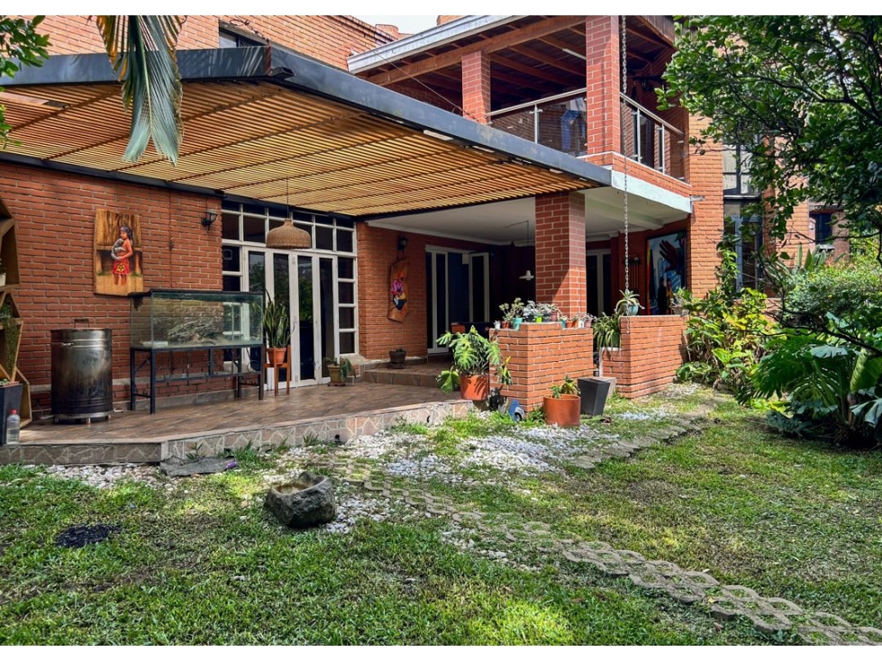 SE VENDE CASA CERCA AL CC EL TESORO/ EL POBLADO