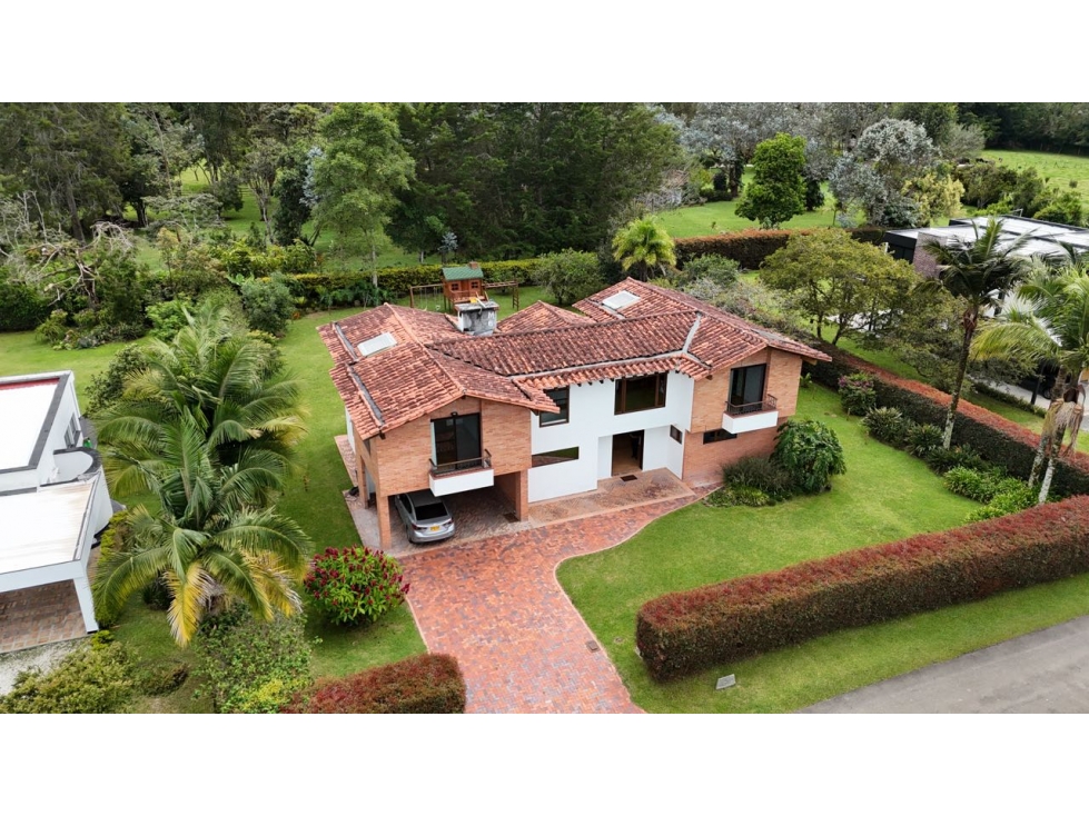 Se vende Casa Colonial en parcelación en Llanogrande