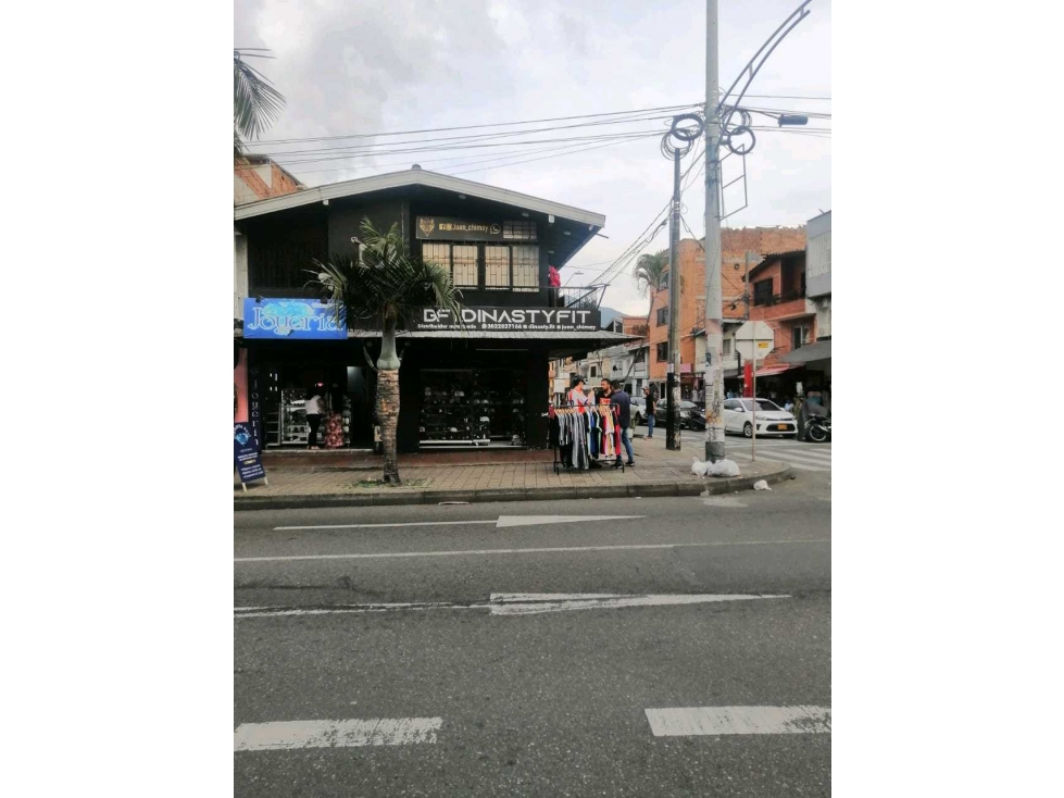 Se vende casa con 6 locales comerciales