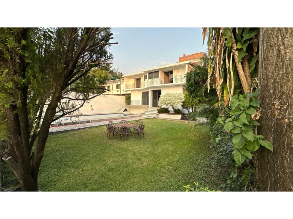 Se vende casa con alberca y jardin privados, en las Brisas (temixco)