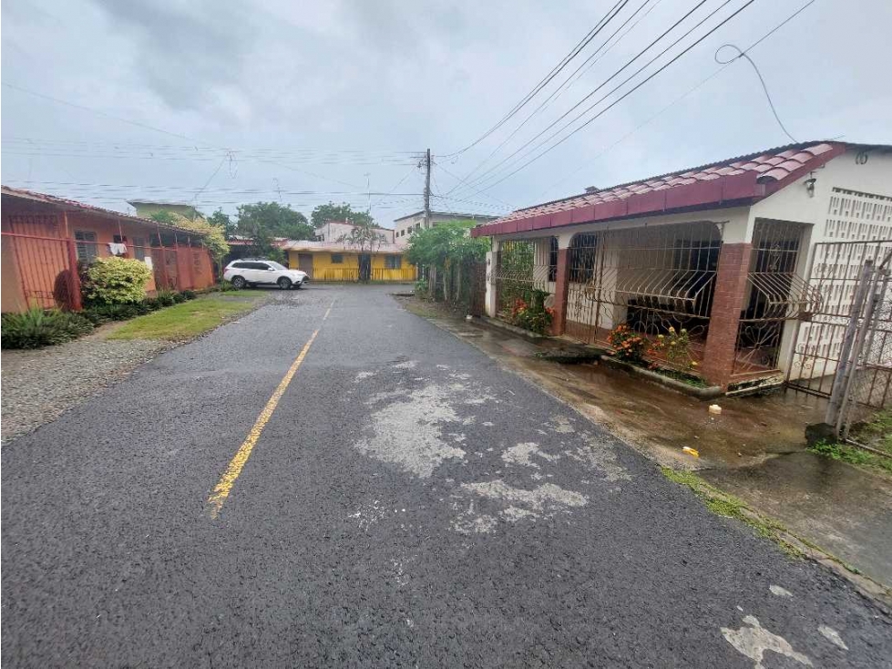 Se vende casa con dos locales comerciales en La Villa de Los Santos. - 2