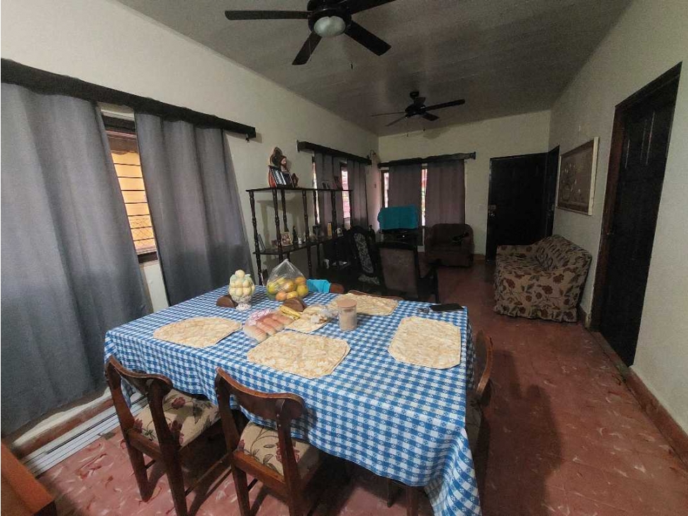 Se vende casa con dos locales comerciales en La Villa de Los Santos. - 4