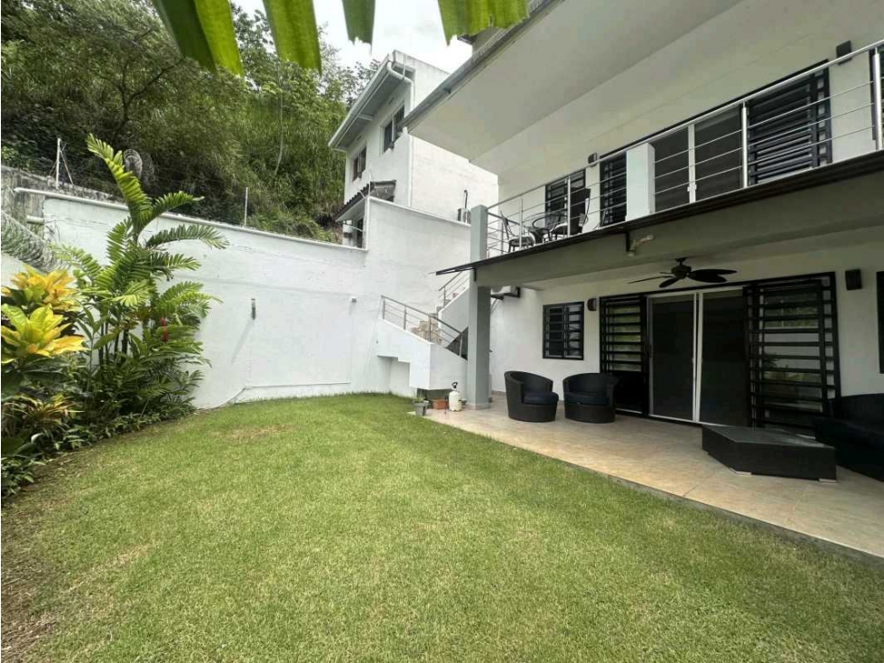 SE VENDE CASA CON PATIO DE 4 RECAMARAS EN ALTOS DE PANAMÁ(AT3HB)