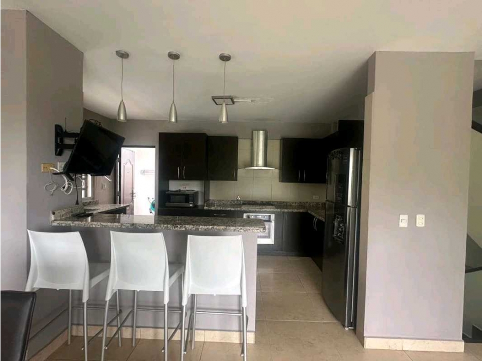 SE VENDE CASA CON PATIO DE 4 RECAMARAS EN ALTOS DE PANAMÁ(AT3HB) — foto 2