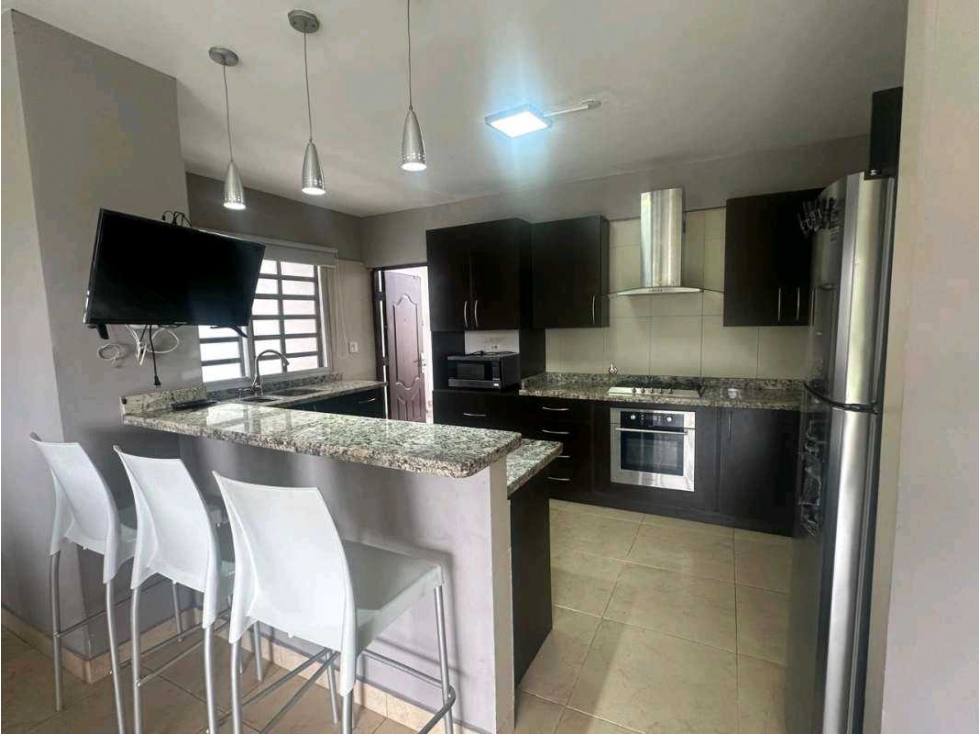 SE VENDE CASA CON PATIO DE 4 RECAMARAS EN ALTOS DE PANAMÁ(AT3HB) — foto 3