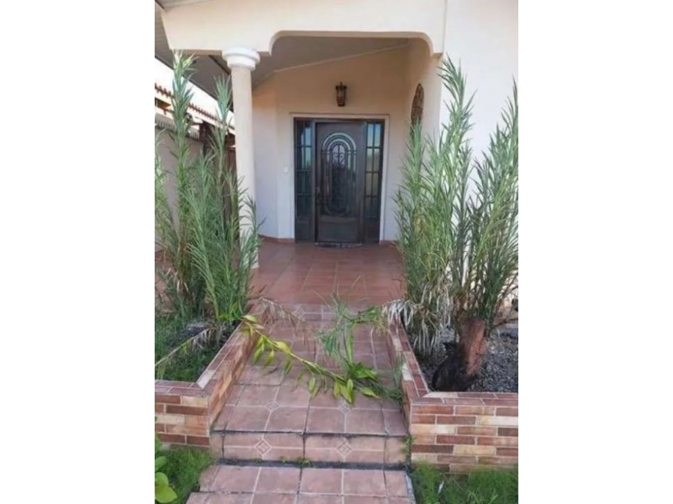 SE VENDE CASA CON PATIO EN BRISAS DEL GOLF. AM — foto 3