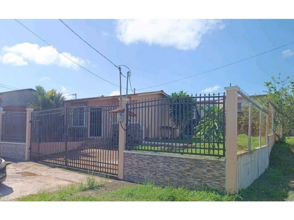 Se Vende Casa con terreno amplio de esquina en Las Mañanitas