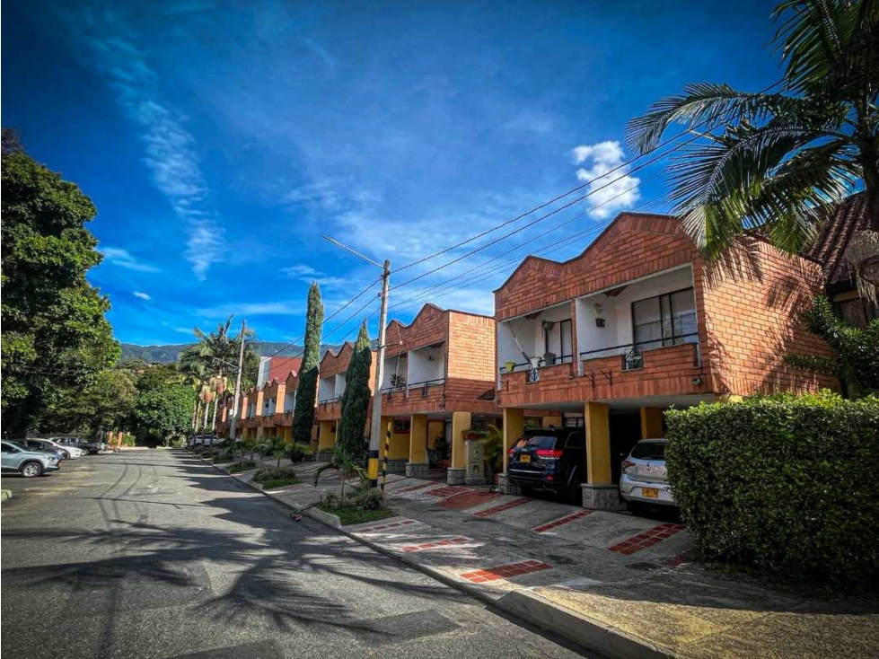 Se vende casa para Reformar de 127 Mts² en Envigado sector El Dorado