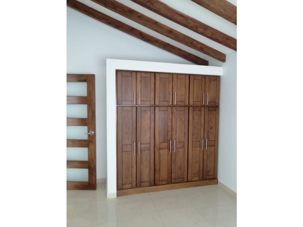 Se vende casa de 2 niveles con parqueadero en San Miguel — foto 3
